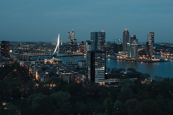 Die Skyline von Rotterdam bei Nacht
